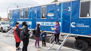 El tráiler de salud en plaza de la Escuela 83 brinda atención integral y gratuita para todas las edades