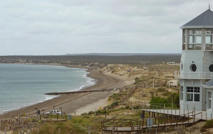 Hallan el cuerpo de una mujer en la costa de Puerto Madryn y se trabaja en el lugar