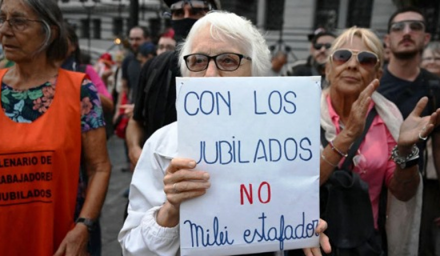 Los jubilados pierden 468 mil millones por mes por el veto de Milei al aumento y al bono