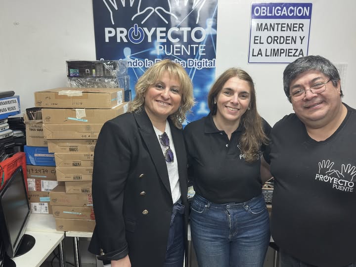 Proyecto Puente entregó 20 computadoras reacondicionadas a la Escuela 217 de Comodoro Rivadavia
