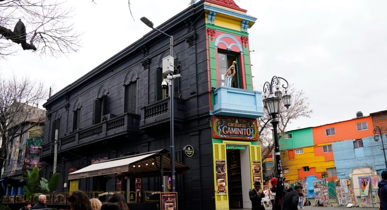 De Caminito a “Darkminito”: Netflix tiñó de negro las fachadas de La Boca