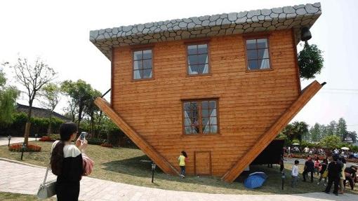 Casas al revés: la atracción turística que desafía la lógica y cautiva al mundo