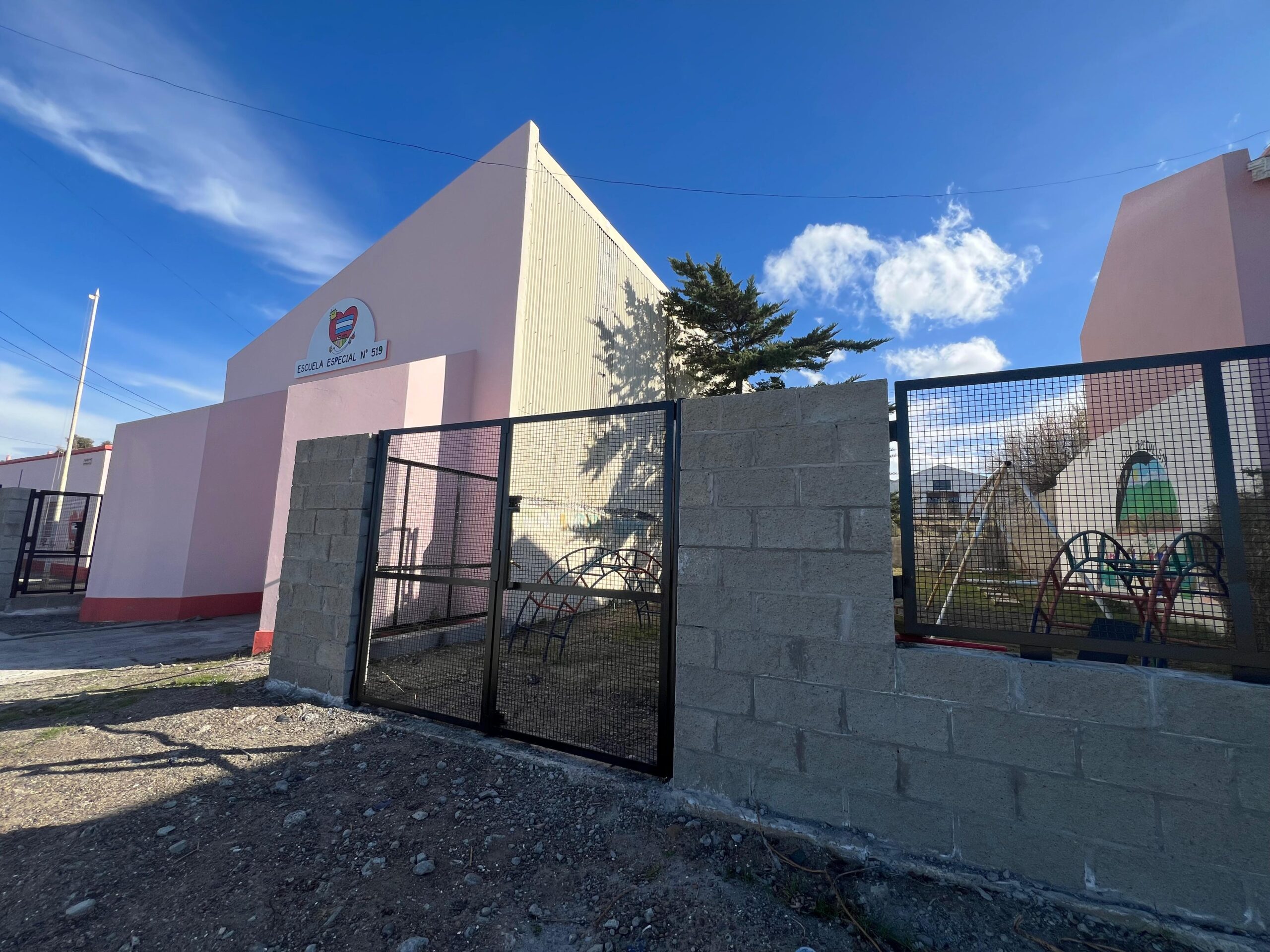 Provincia construyó un cerco perimetral en la Escuela N° 519 de Comodoro Rivadavia