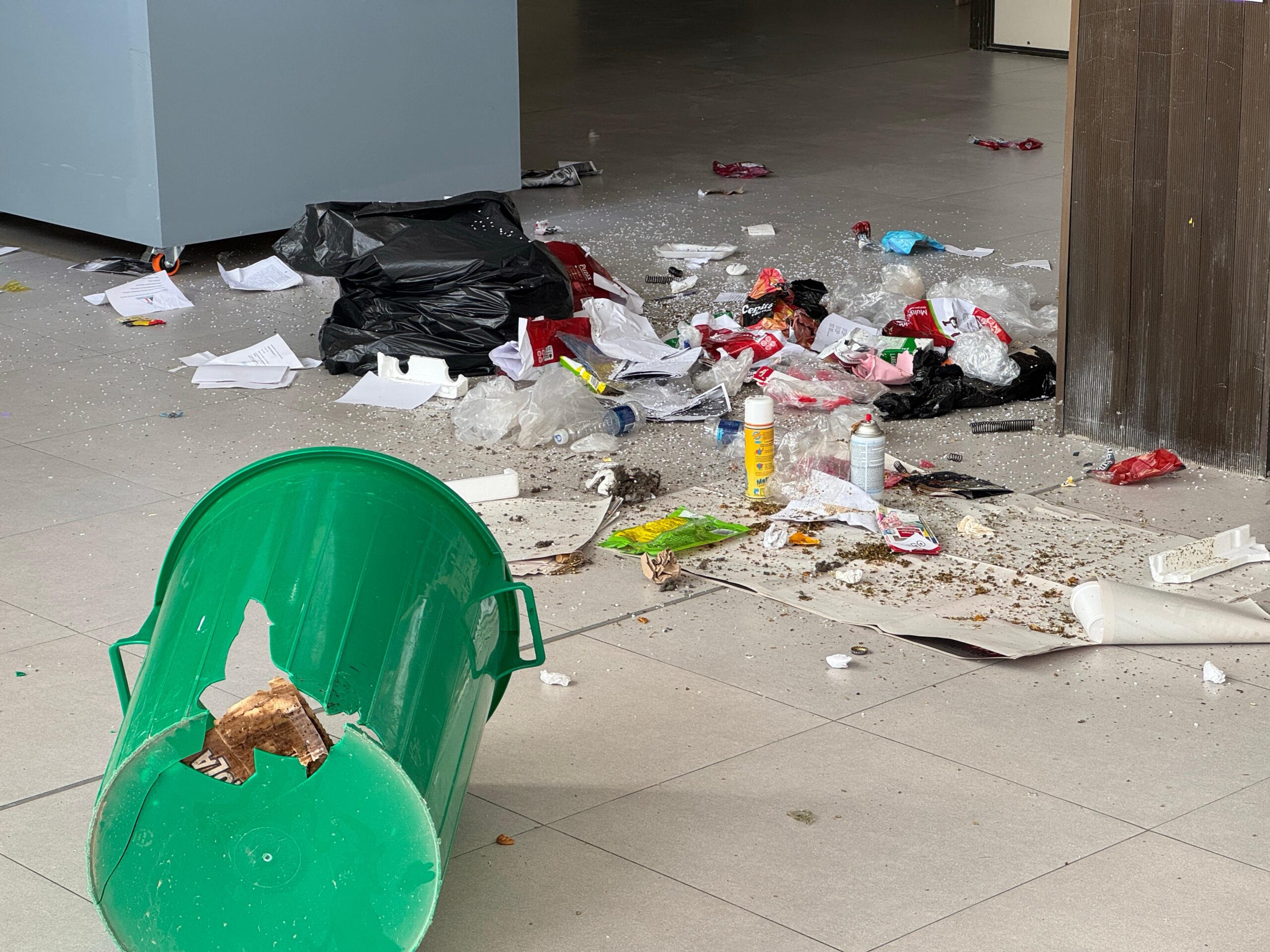 Un alumno de la UNPSJB arrojó un tacho de basura sobre docentes y no docentes
