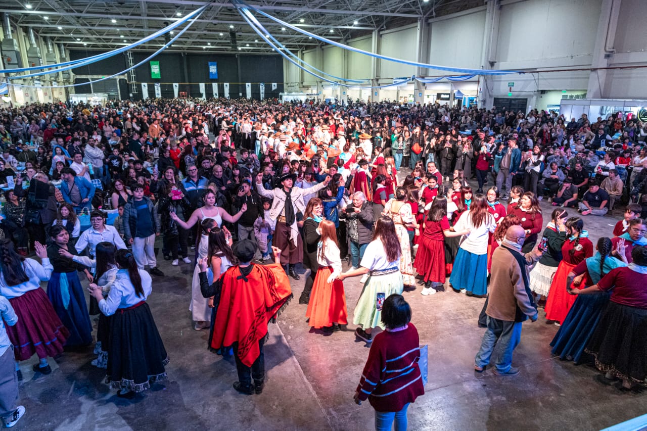 Más de 3000 personas participaron de la primera jornada del Festival por el Día Mundial del Folclore