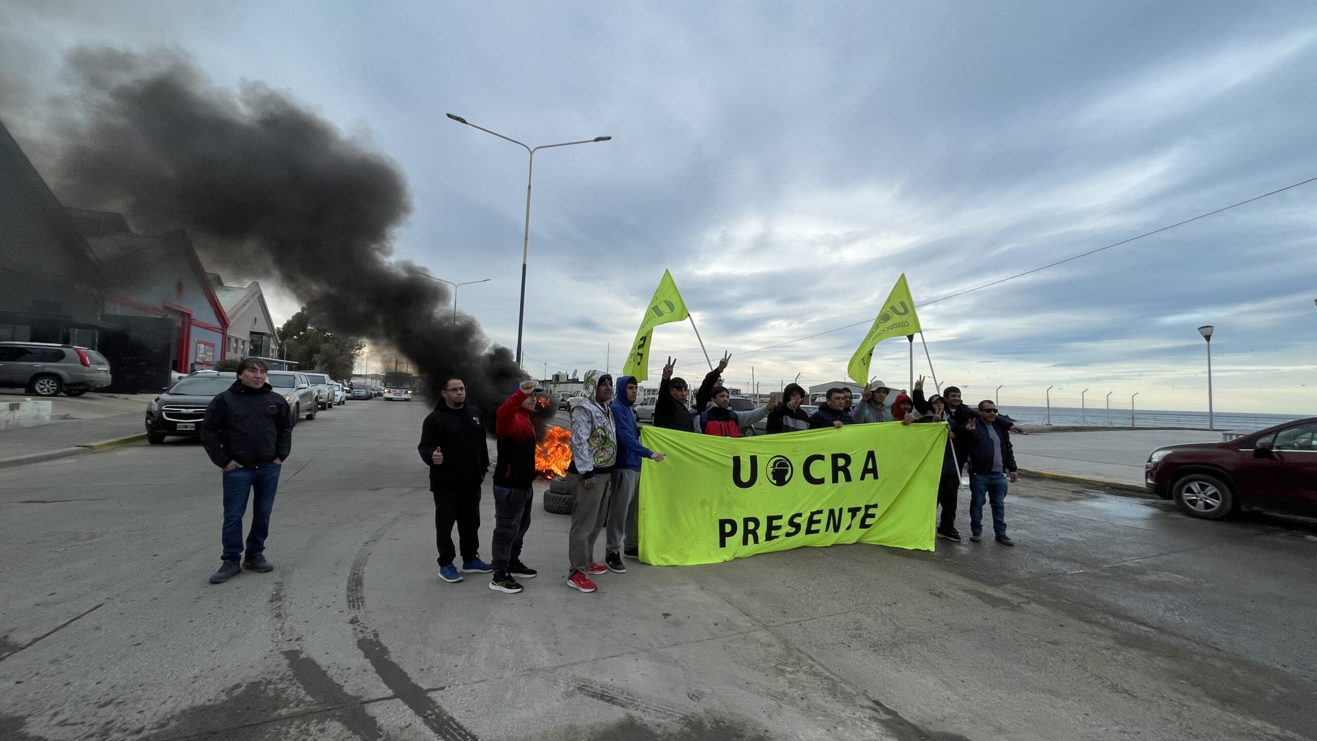 Reclamo de la UOCRA en el ingreso al puerto de Comodoro