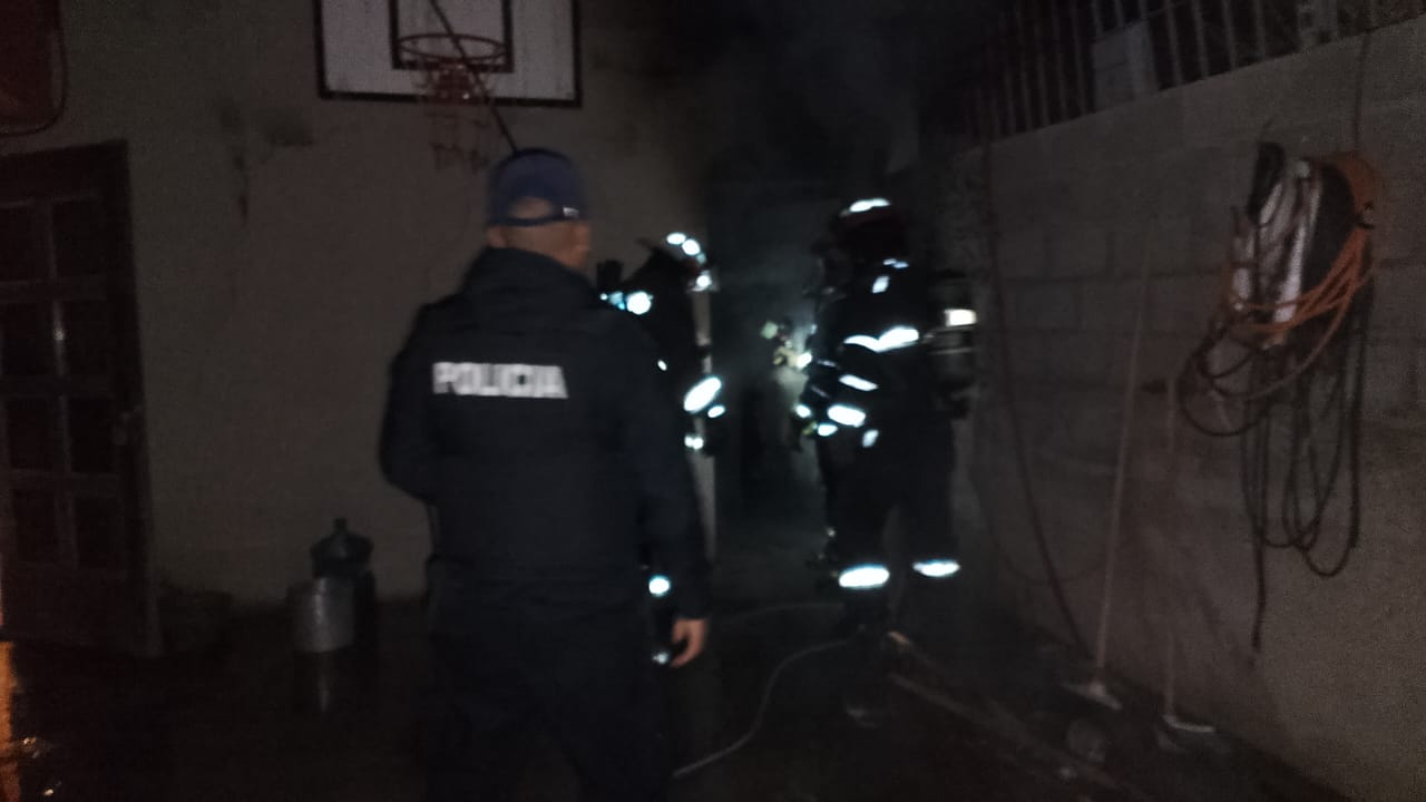 Un descuido con brasas provocó un incendio en una vivienda