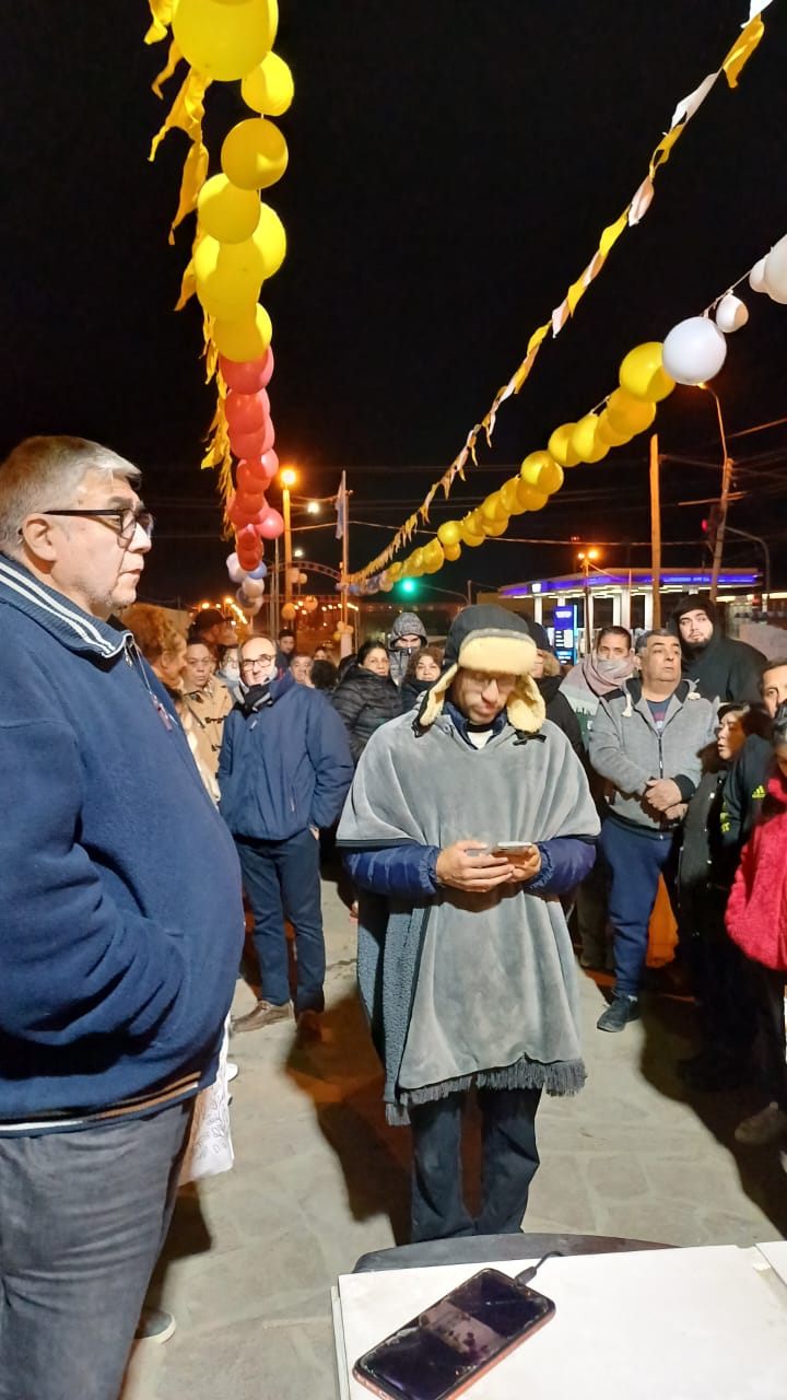 Una multitud ya  le prende una vela a San Cayetano