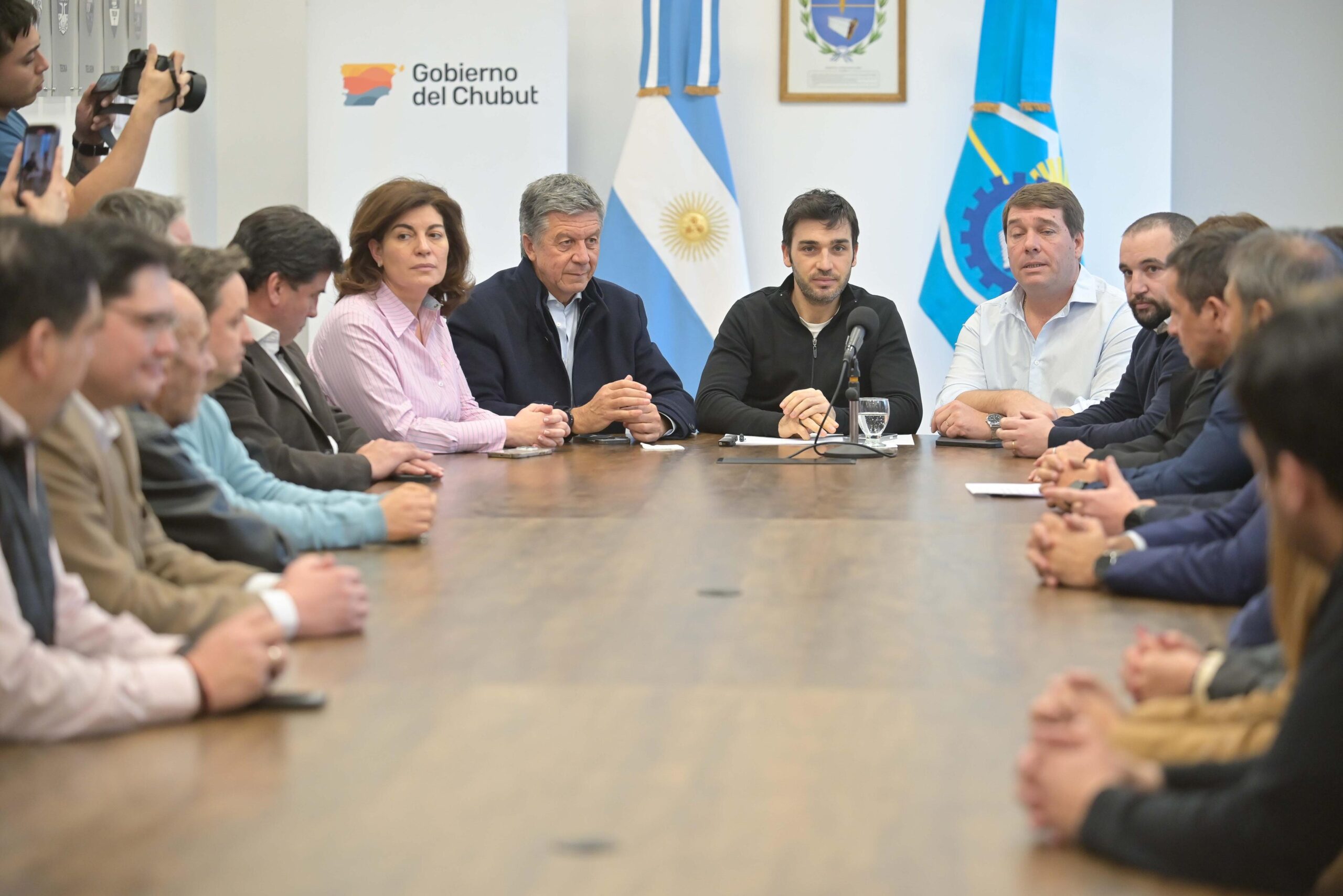 Torres anunció el dragado del puerto de Rawson y la construcción de defensas costeras
