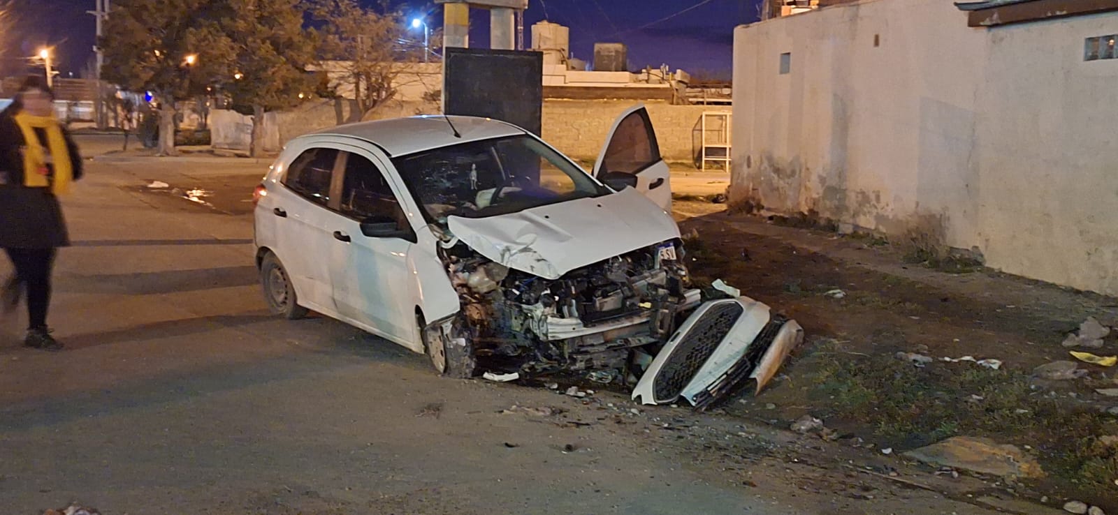 Se quedó dormida al volante, chocó un poste, quedó colgada y se negó a hacerse la alcoholemia