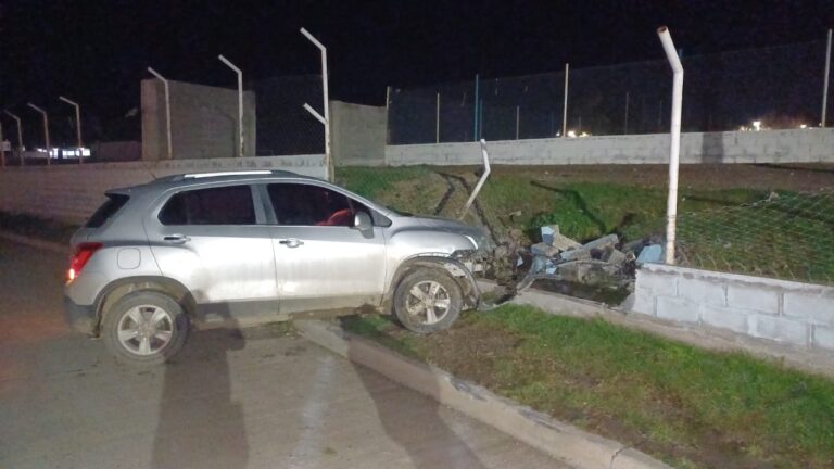 Un menor chocó contra el paredón del Club Tiro Federal en Comodoro Rivadavia