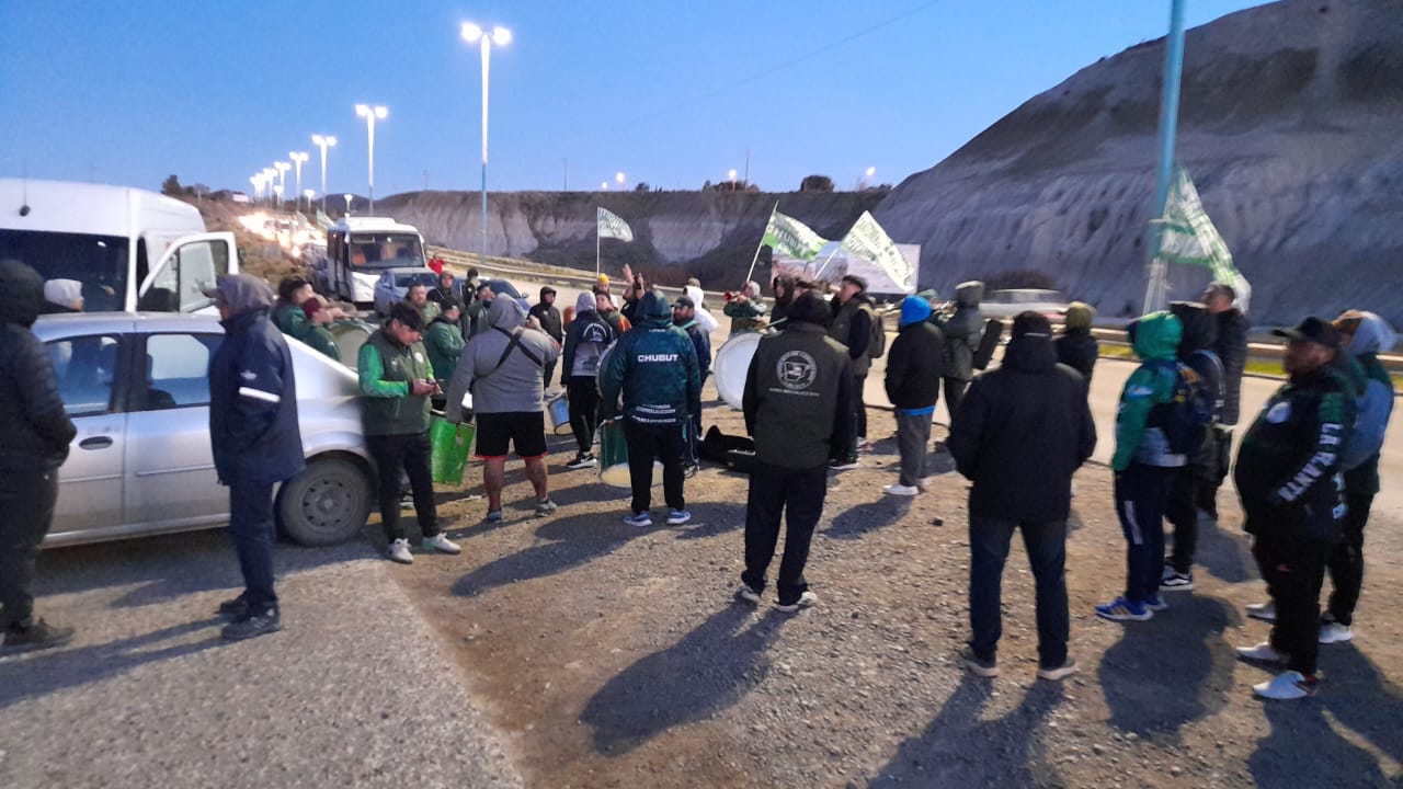Camioneros protestan frente a Pecom en Comodoro Rivadavia por despidos y desinversión