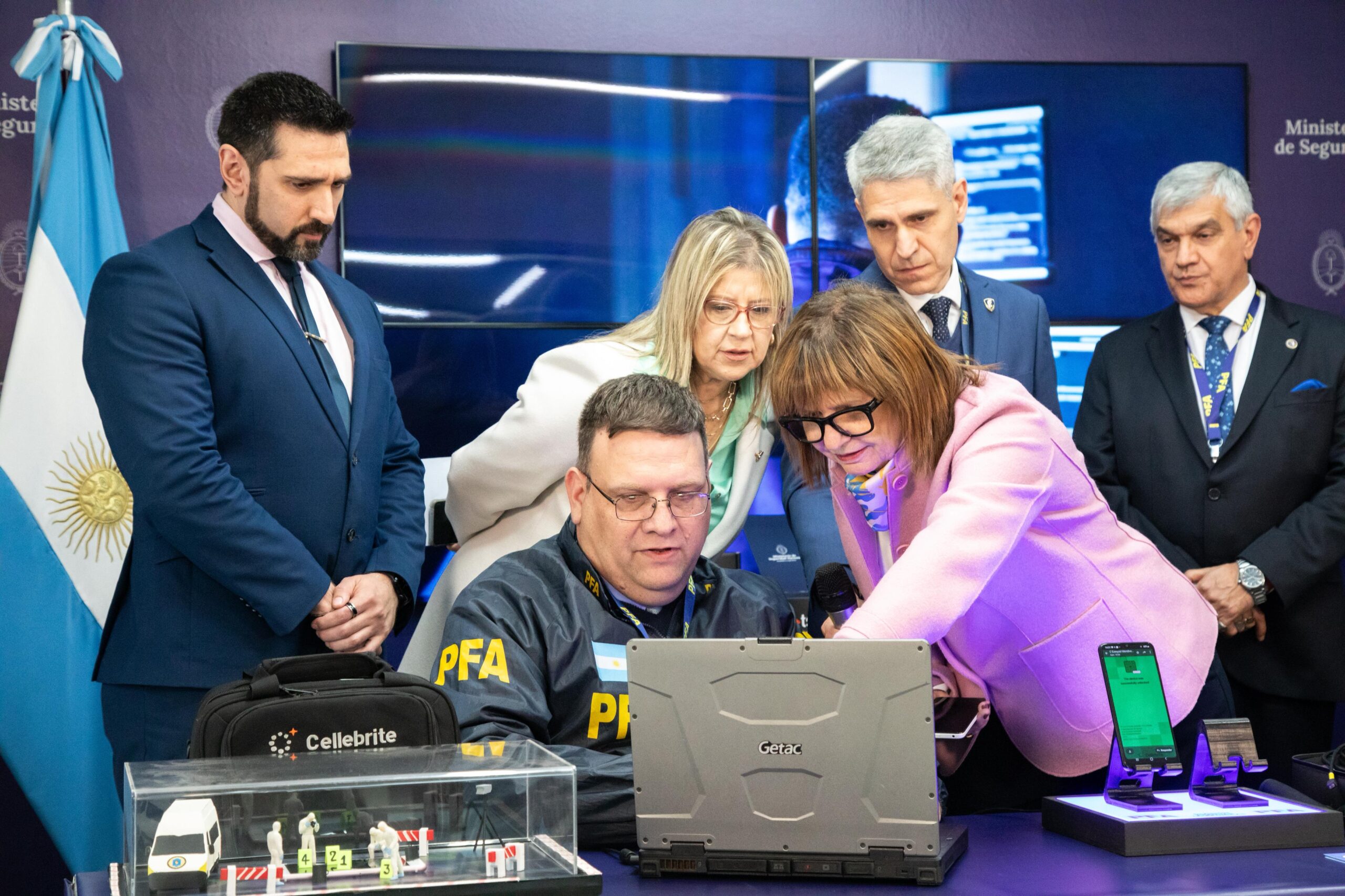Bullrich presentó nueva tecnología forense para desbloqueo de celulares y lucha contra el crimen organizado