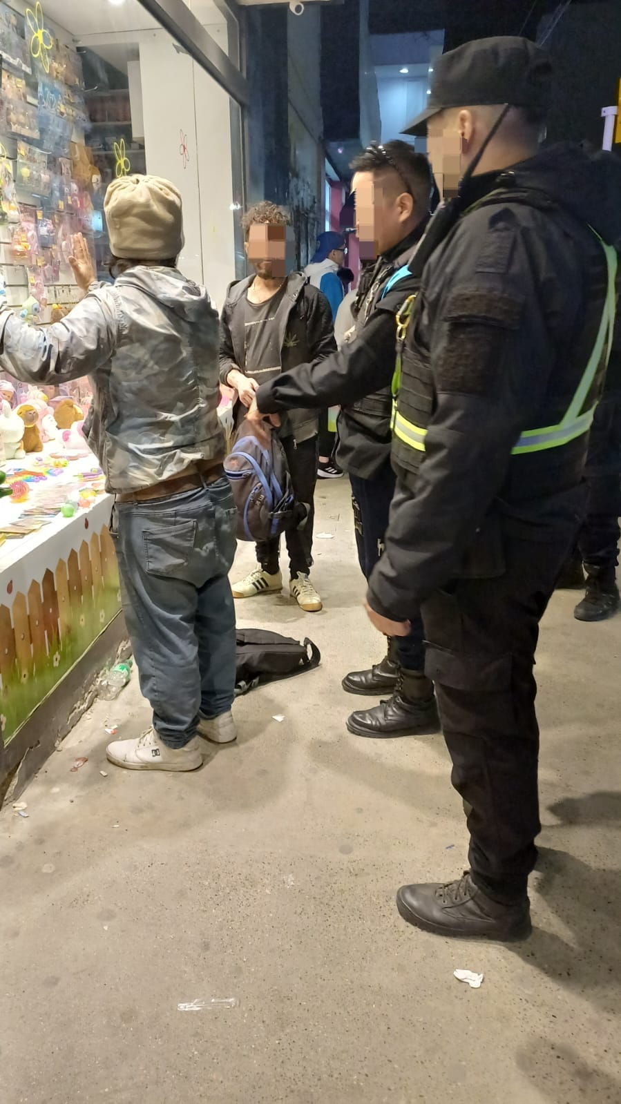 Robaron fiambre en un comercio del centro y fueron detenidos