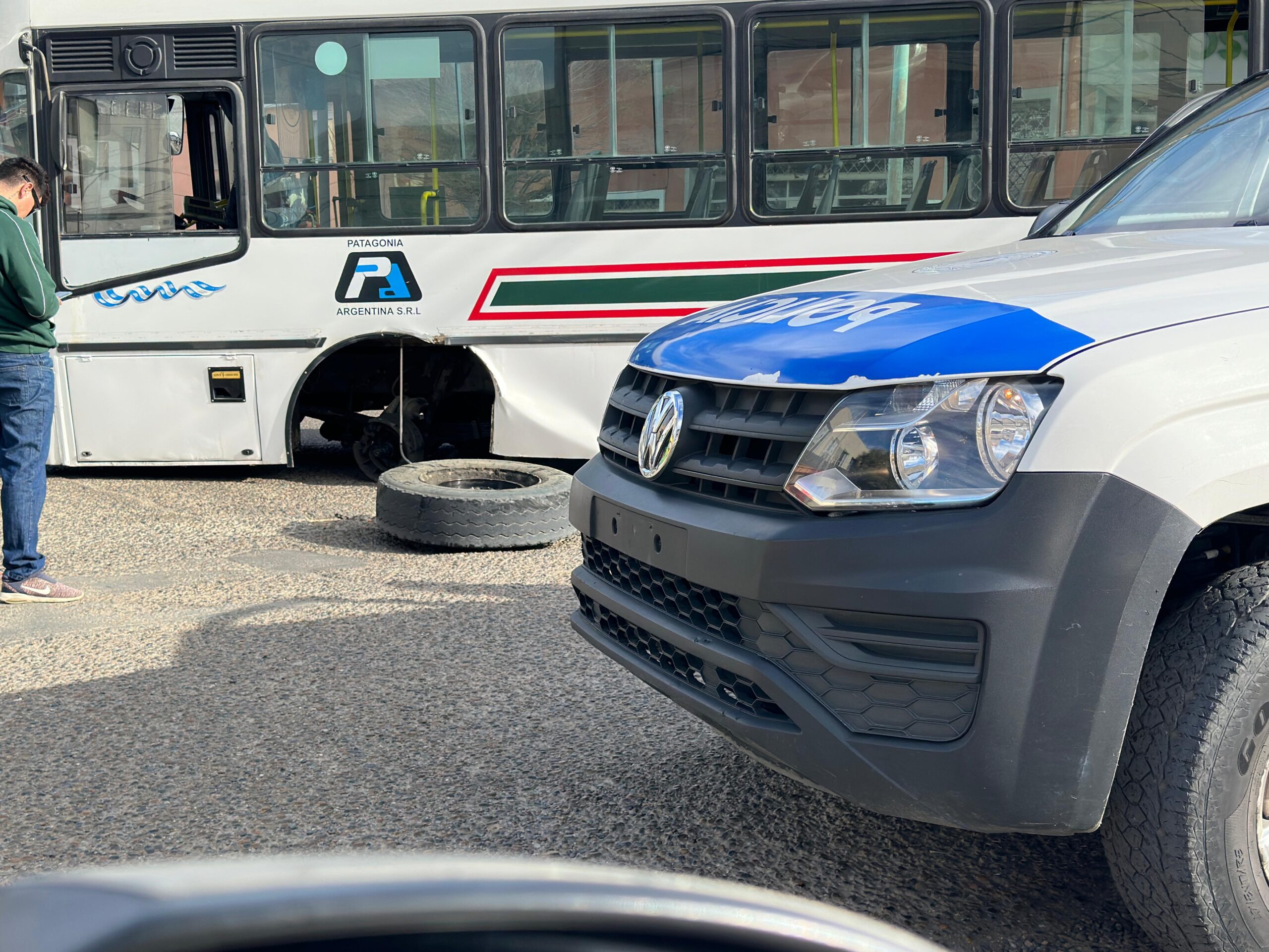 Un colectivo perdió una rueda en plena calle