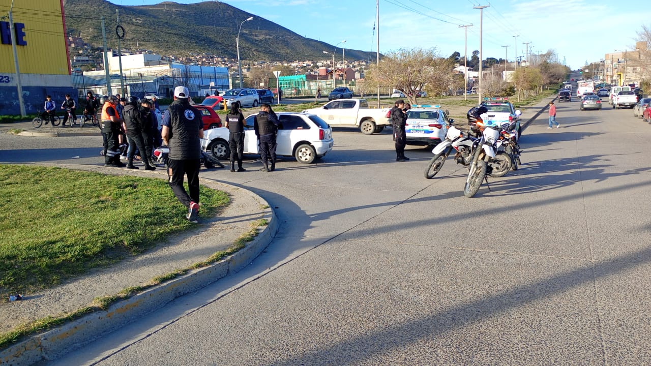Accidente entre auto y moto en Rivadavia y Estados Unidos: esperan ambulancia