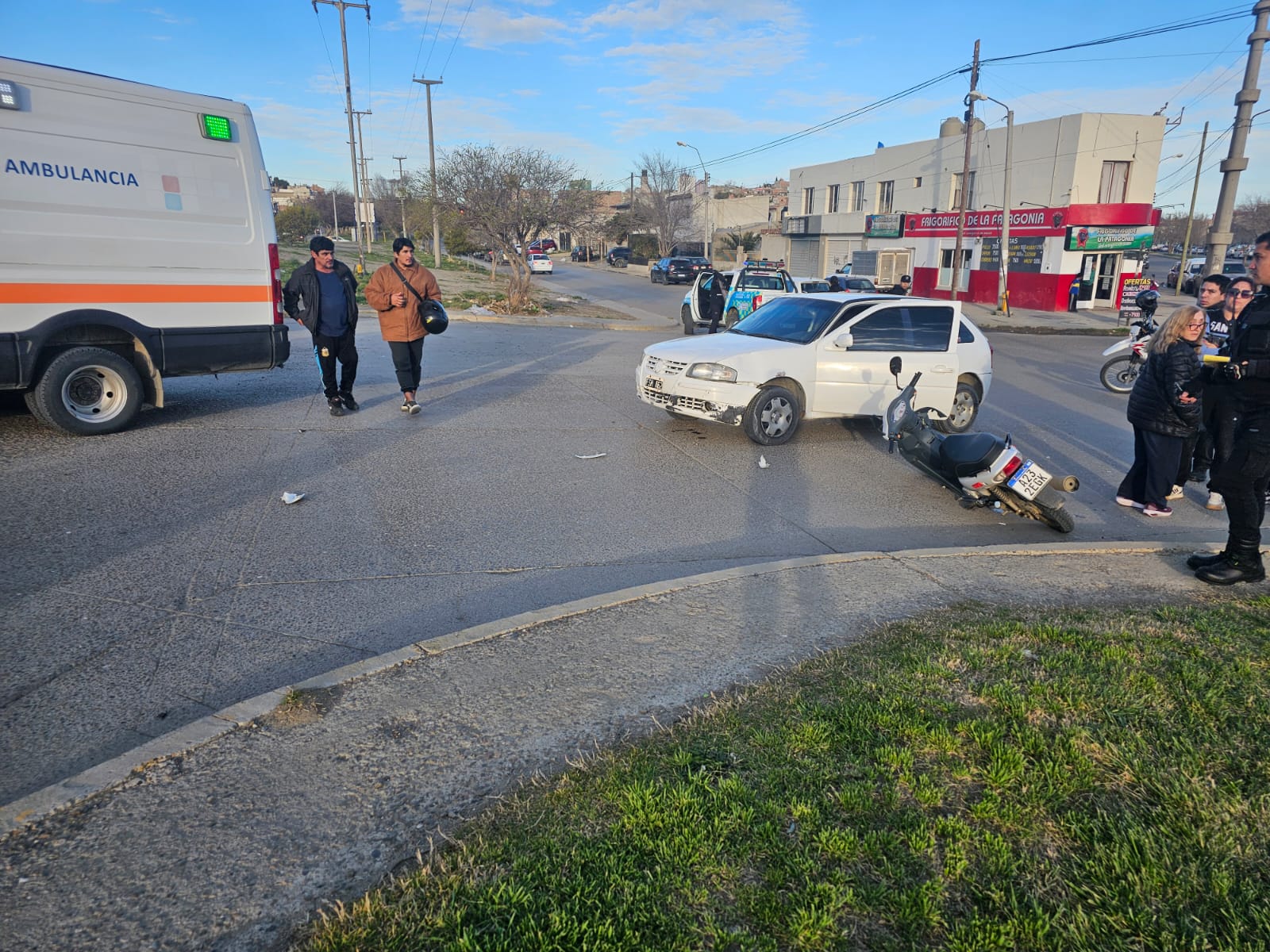 Accidente entre moto y automóvil en barrio San Martín: una menor fue hospitalizada