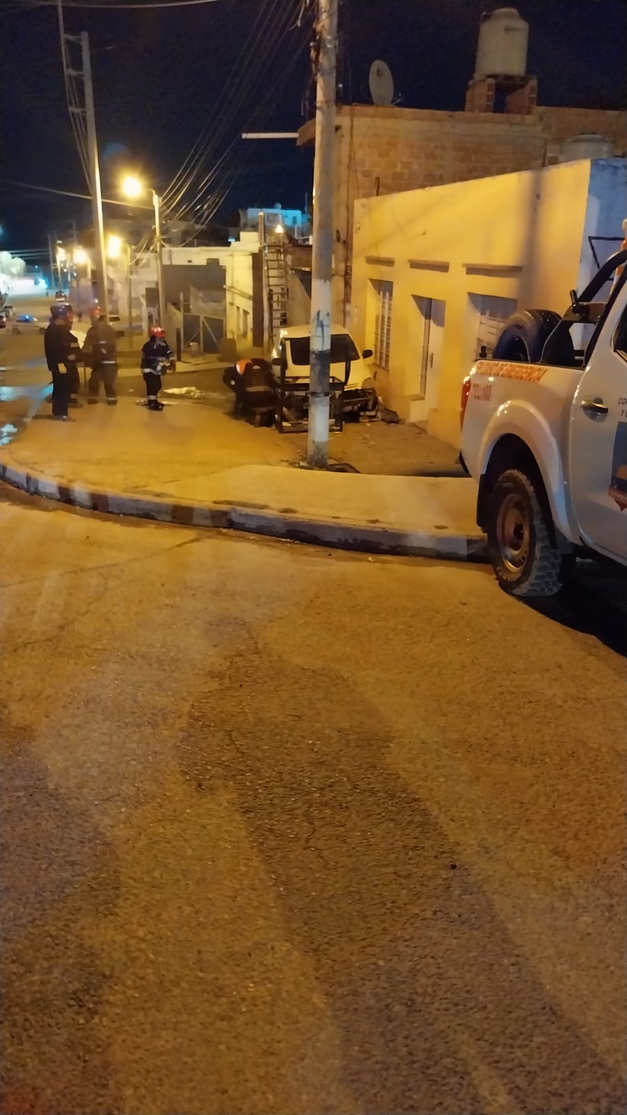 Choque en Barrio provoca fuga de gas y evacuación de vecinos