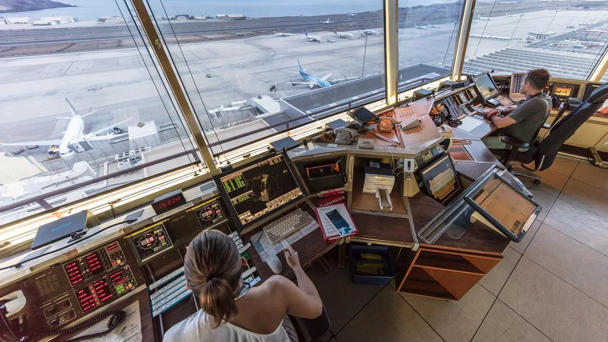Los controladores aéreos levantaron el paro