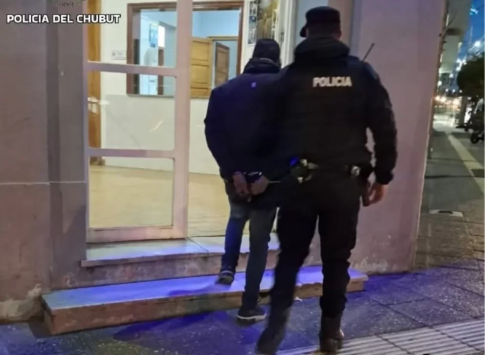 Un hombre con pedido de captura se entregó en la Comisaría Primera de Comodoro Rivadavia