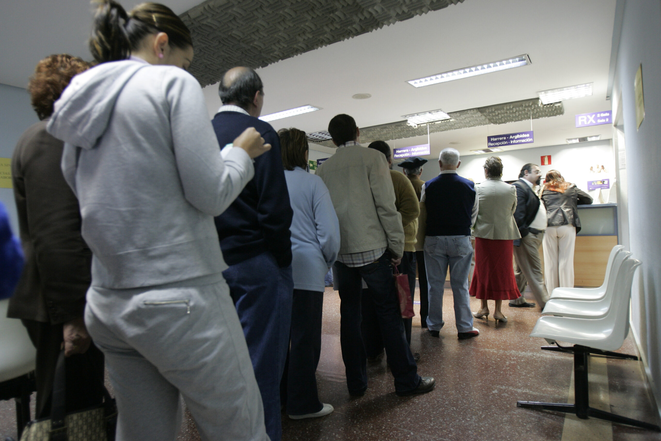 Largas filas en el Hospital Alvear por atención médica de pacientes sin obra social