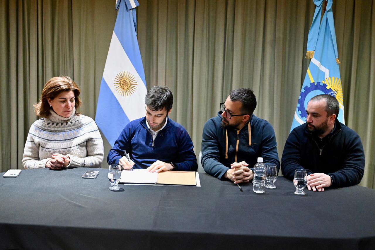 Torres anunció millonarias inversiones para repavimentar la Ruta 40 y mejorar la conectividad de la Cordillera