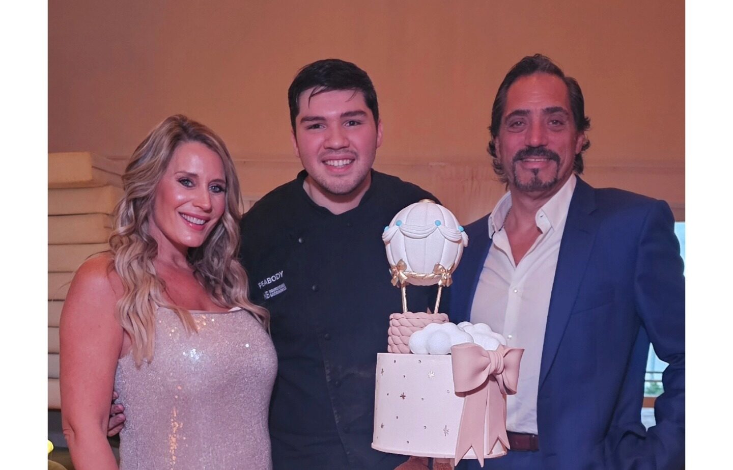 El comodorense Gastón Salas endulzó la revelación de Rocío Marengo y Eduardo Fort con una torta soñada