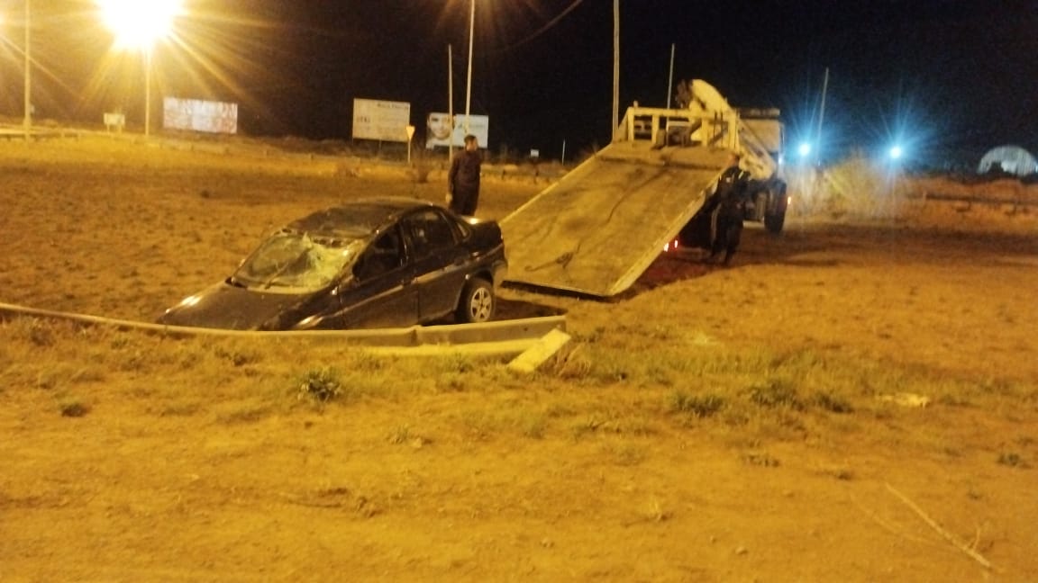 Rada Tilly: un auto volcó en la rotonda de las rutas 26 y 3 y el conductor dio alcoholemia positiva
