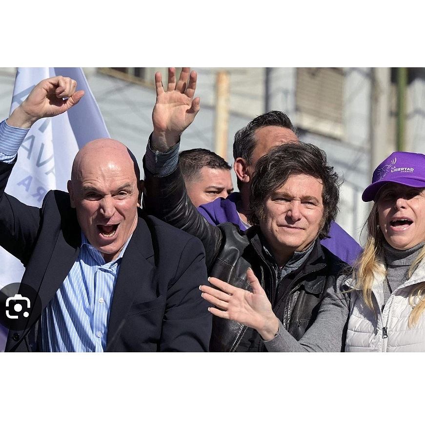 Acto con encapuchados y militancia paga y se agiganta el escándalo por las coimas