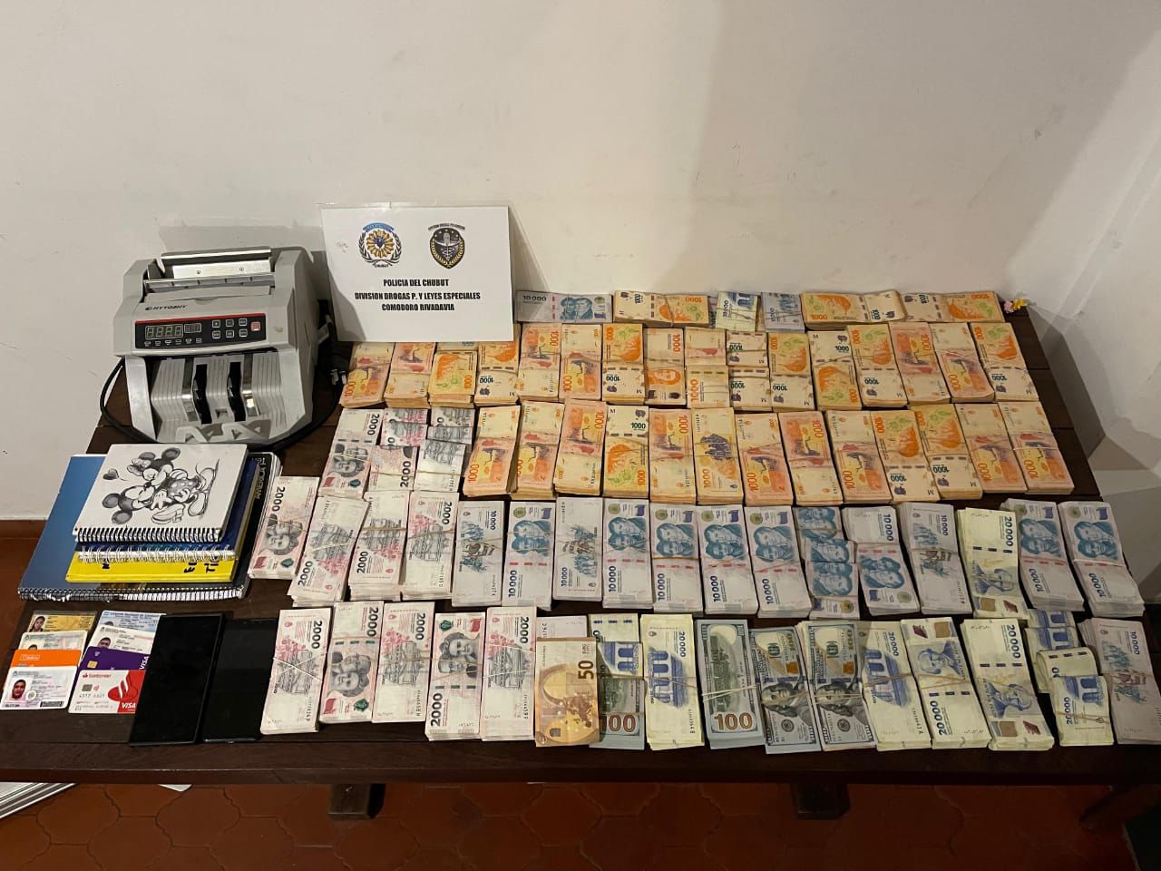 Operativo “Viento Blanco”: Cuatro detenidos, secuestro de 20 kilos de cocaína, armas y vehículos en allanamientos en los barrios Stella Maris y LU4