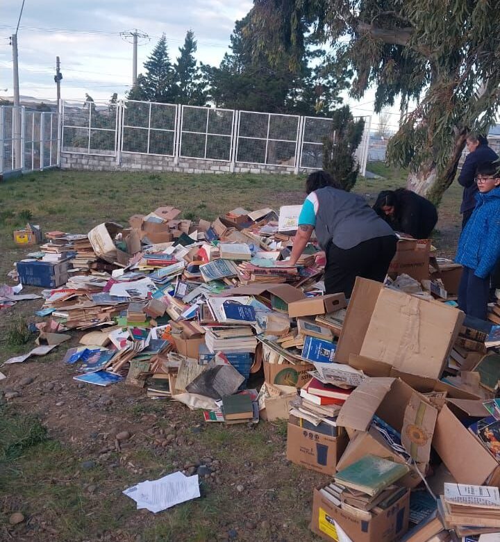 Indignación en Comodoro por el traslado y abandono de libros históricos de la primera biblioteca popular de la Patagonia
