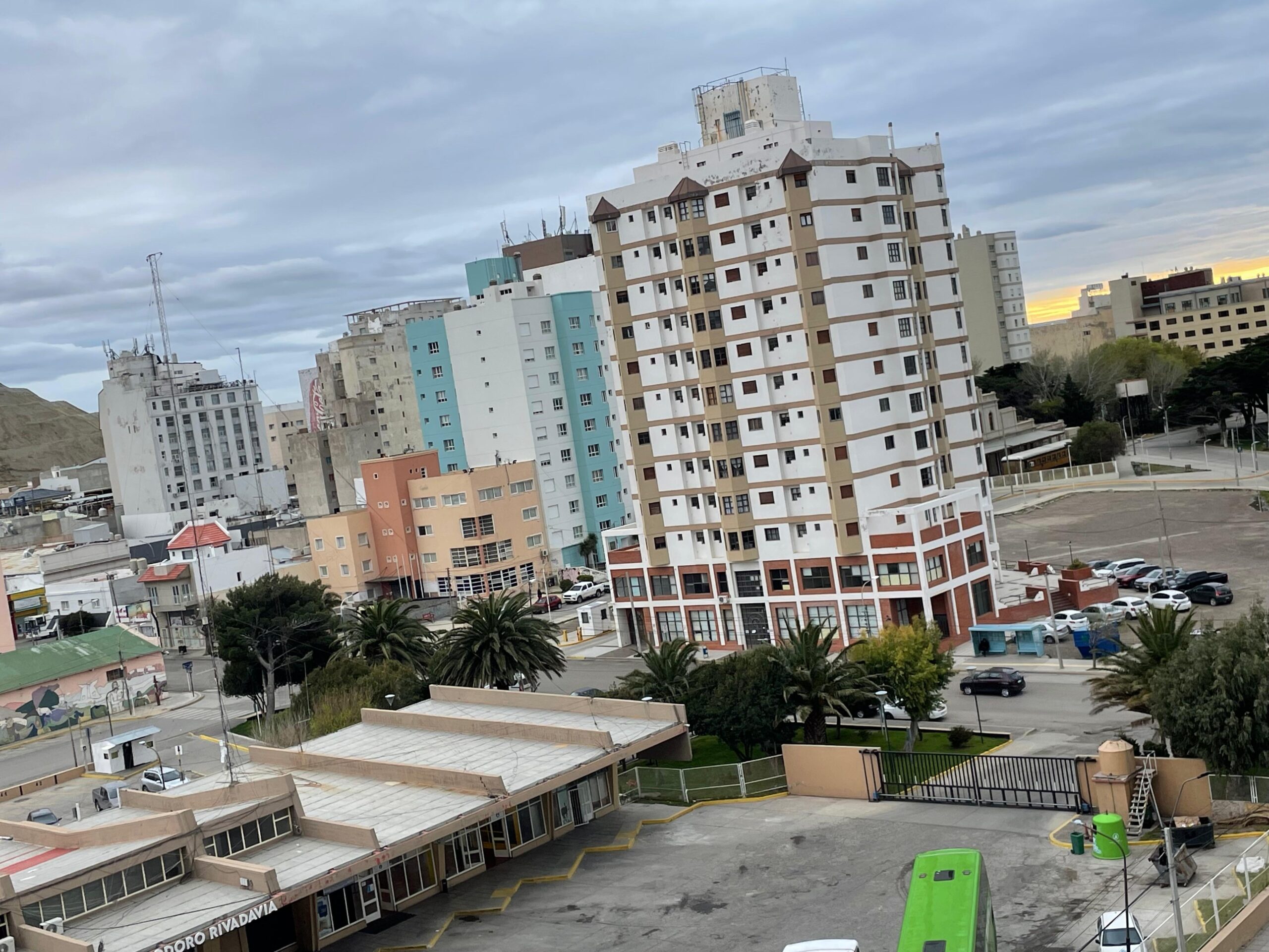 Domingo mayormente nublado con posibles lluvias aisladas por la mañana