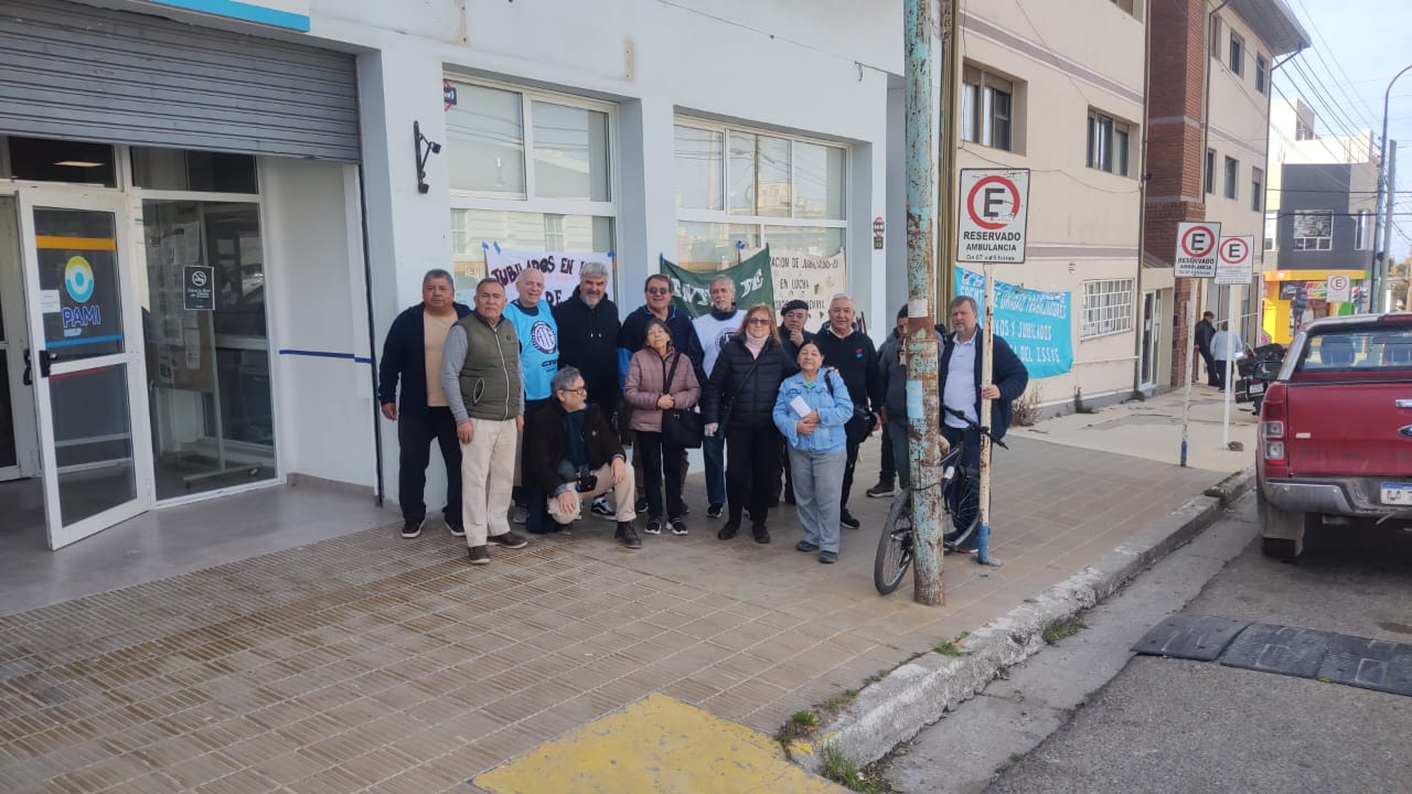 Asamblea de trabajadores del PAMI en reclamo de paritarias