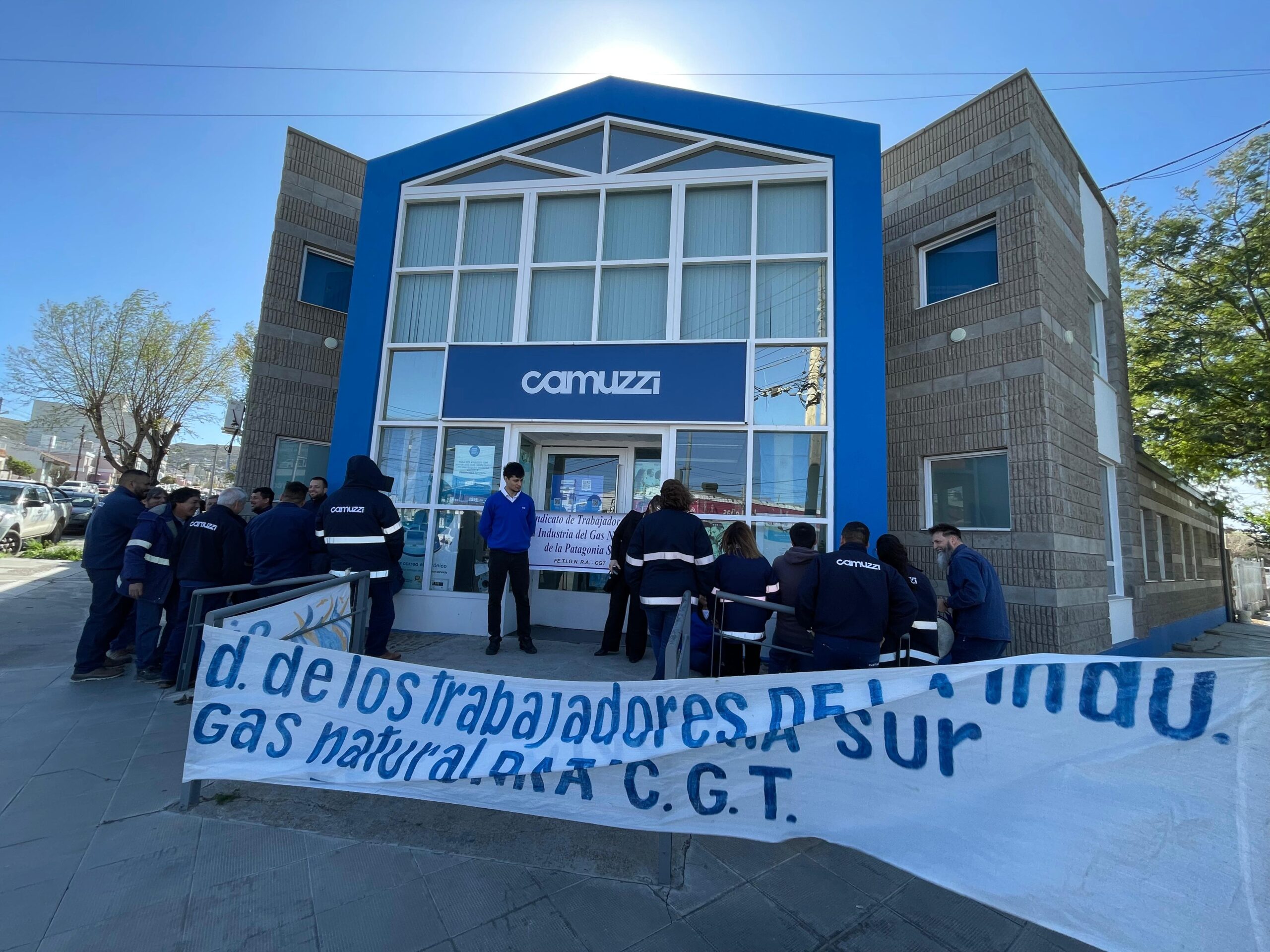 Trabajadores de Camuzzi Gas del Sur reclaman aumentos y rechazan la terciarización de tareas