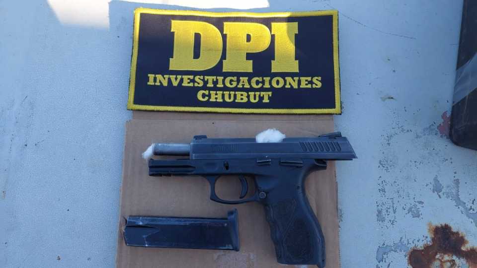 Fiscalía buscaba elementos robados, los recuperó y también encontró el arma robada a un policía