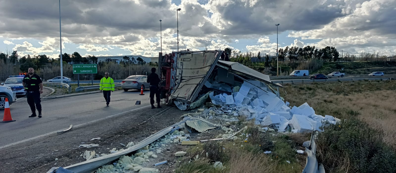 Vuelco de un camión con salmón en la rotonda de 3 y 26: vecinos se acercaron para llevarse pescado