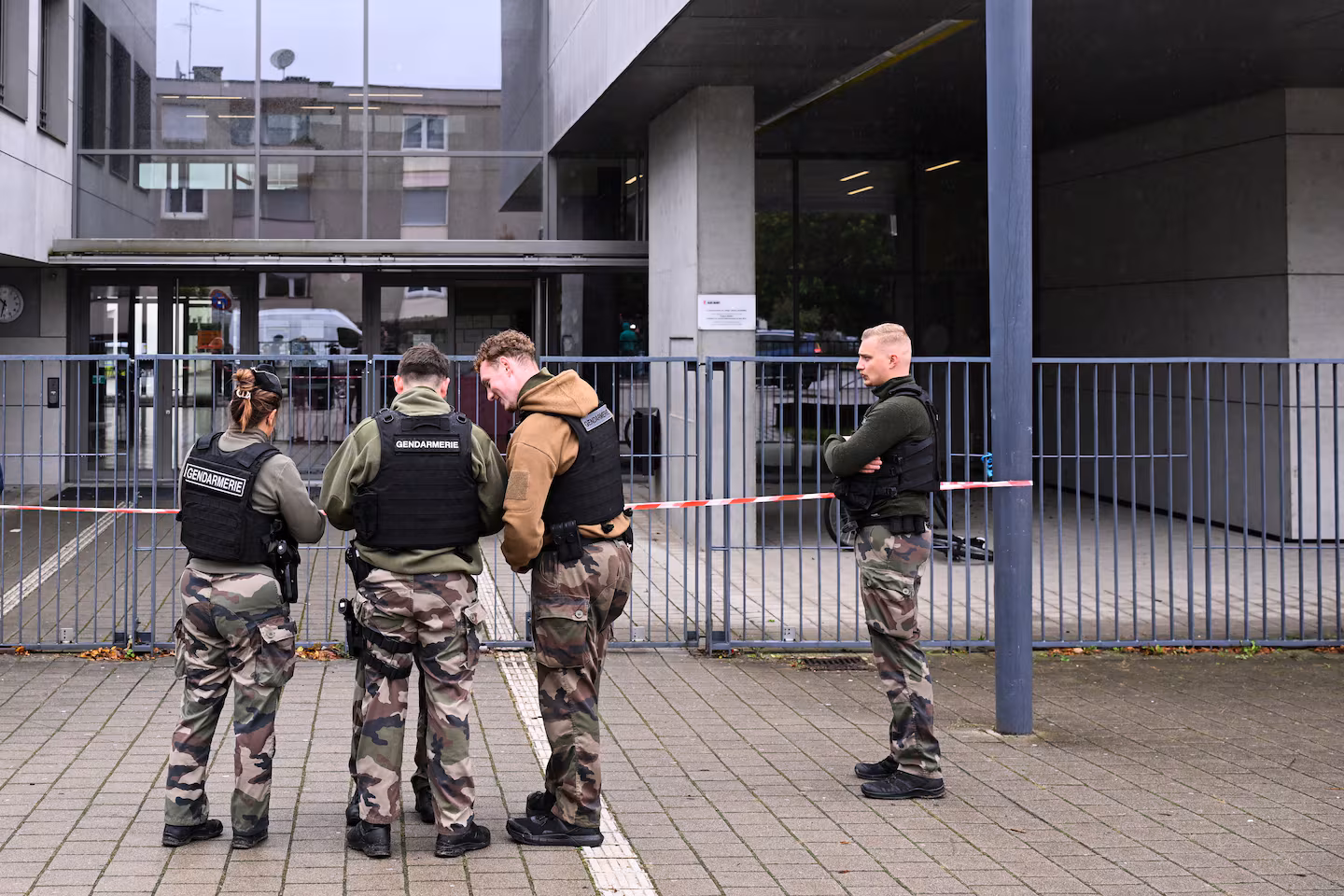 Horror en Francia: Alumno de 14 años apuñala a su profesora delante de sus compañeros