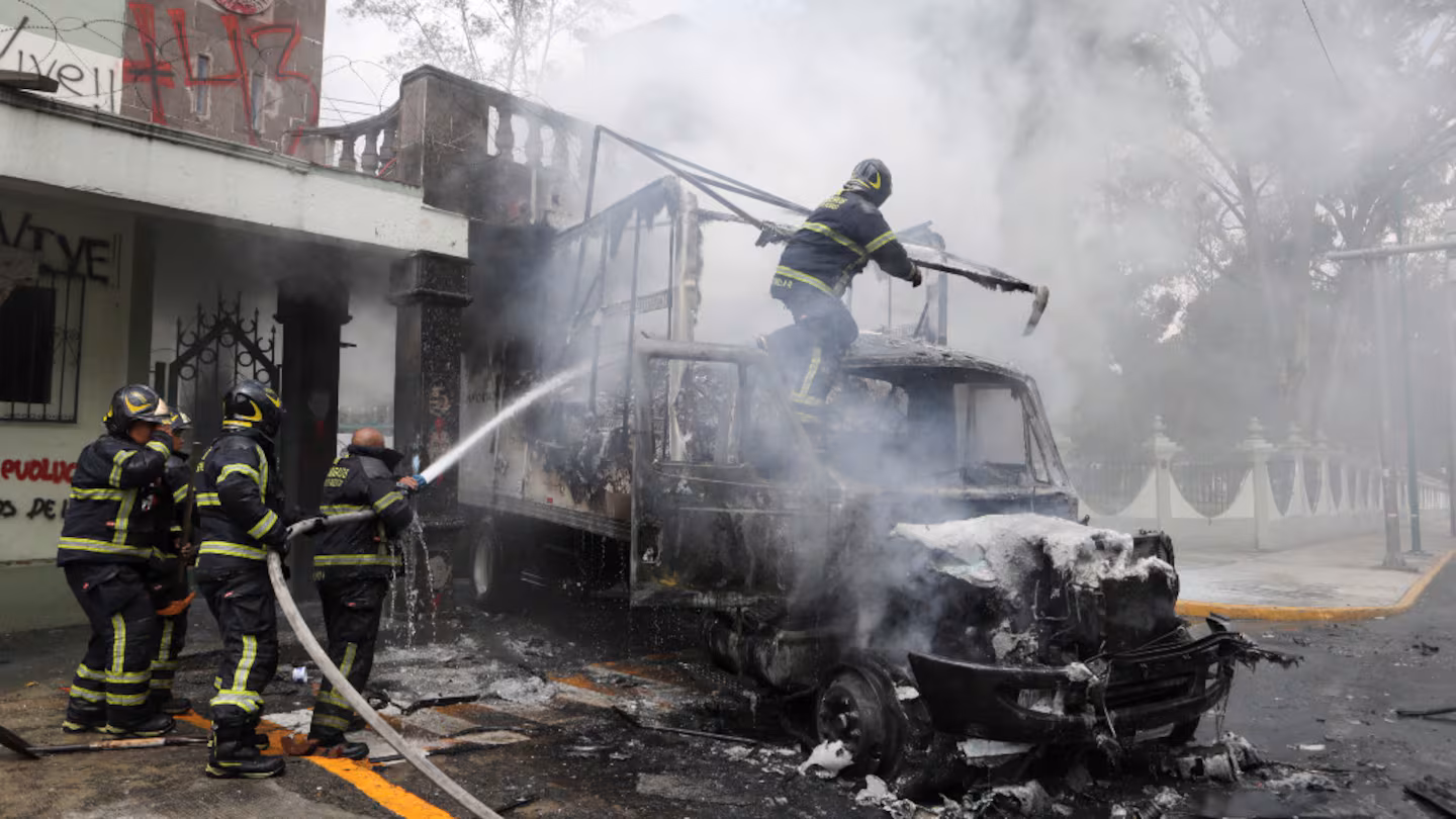 Protesta extrema en México: Encapuchados arremeten contra un cuartel