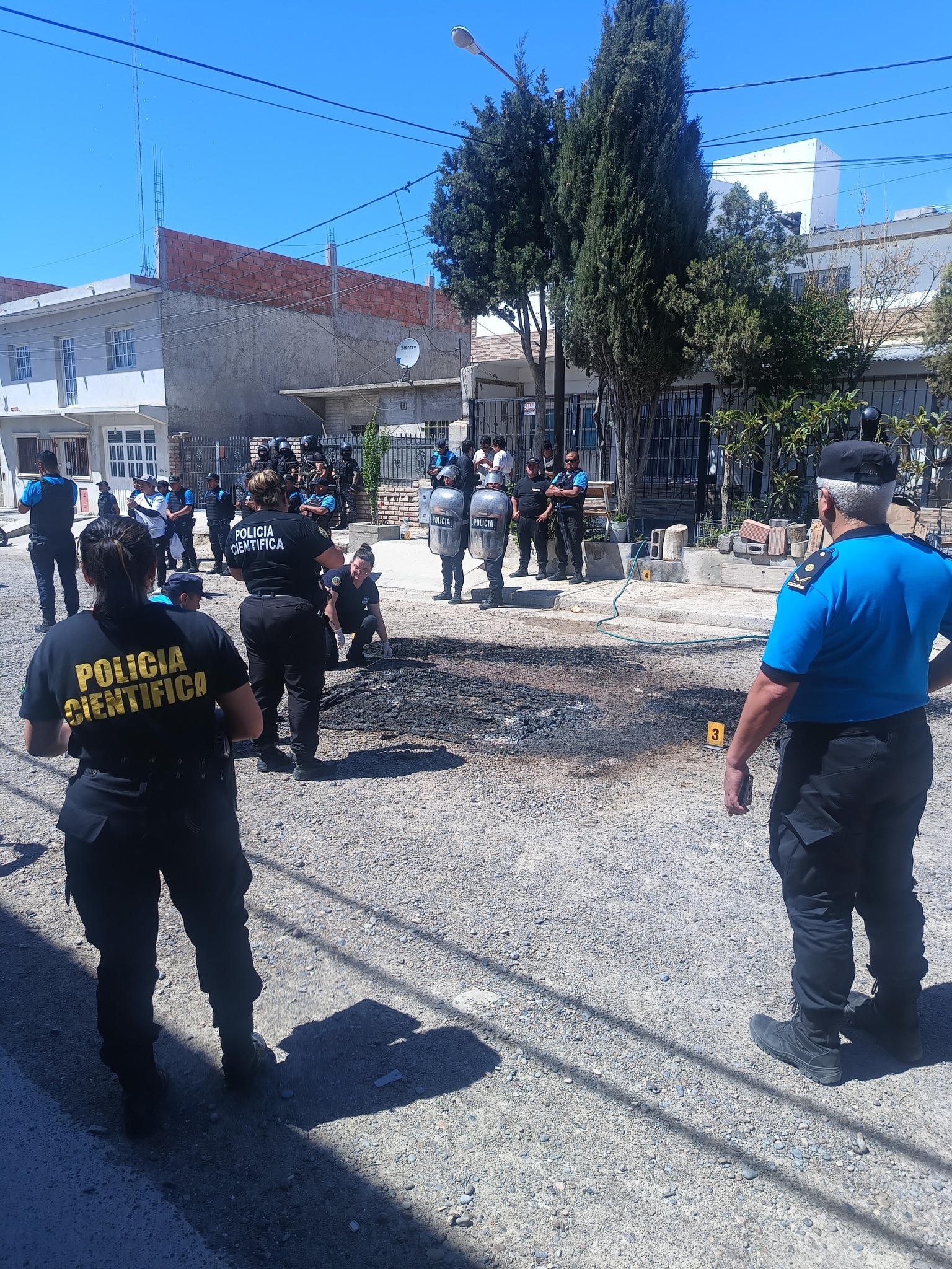 Dos mujeres policías heridas, una en terapia intensiva, durante una manifestación por justicia