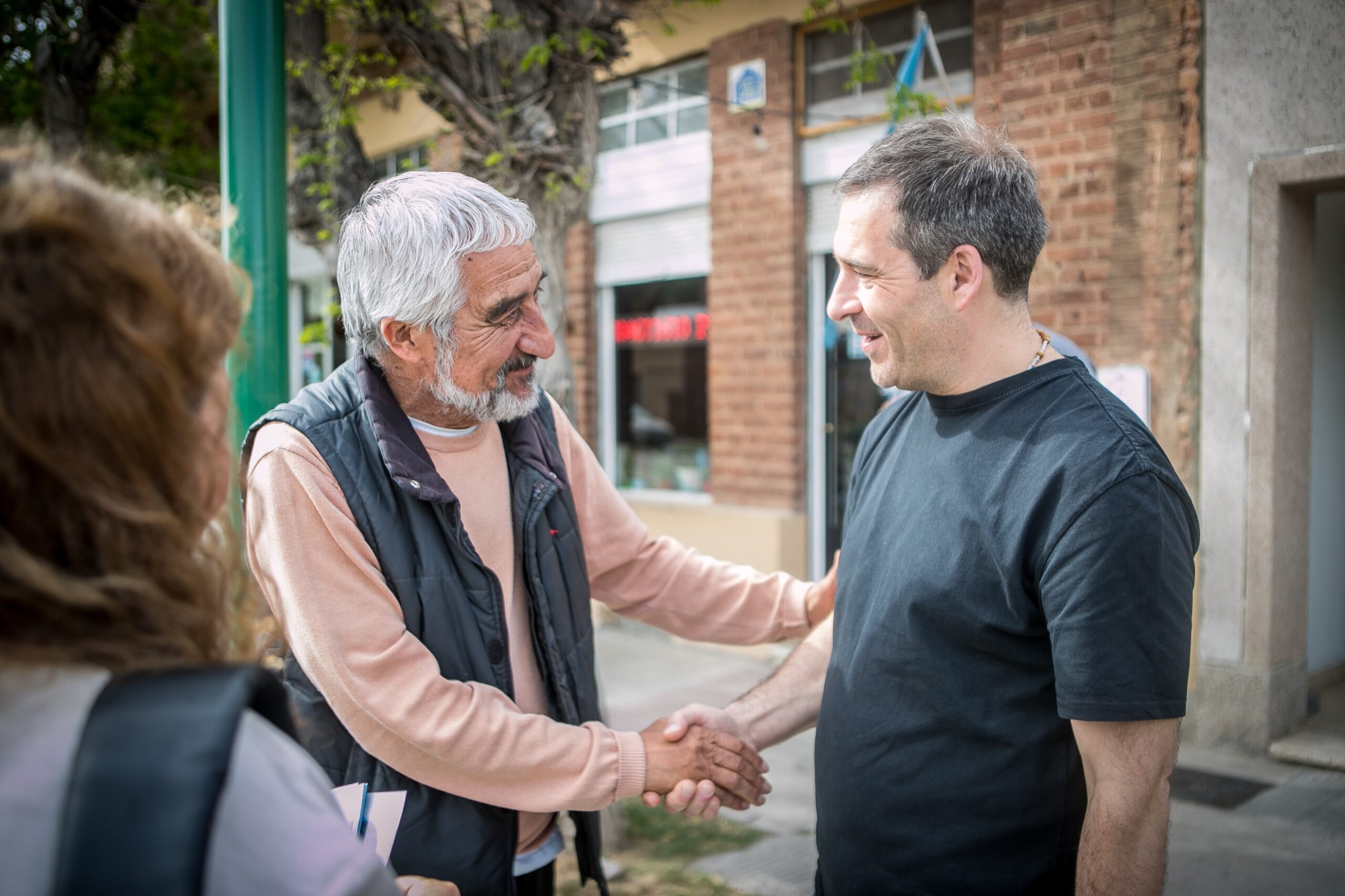 Juan Pablo Luque recorrió comercios de Gaiman y escuchó la dura realidad que atraviesa la comunidad