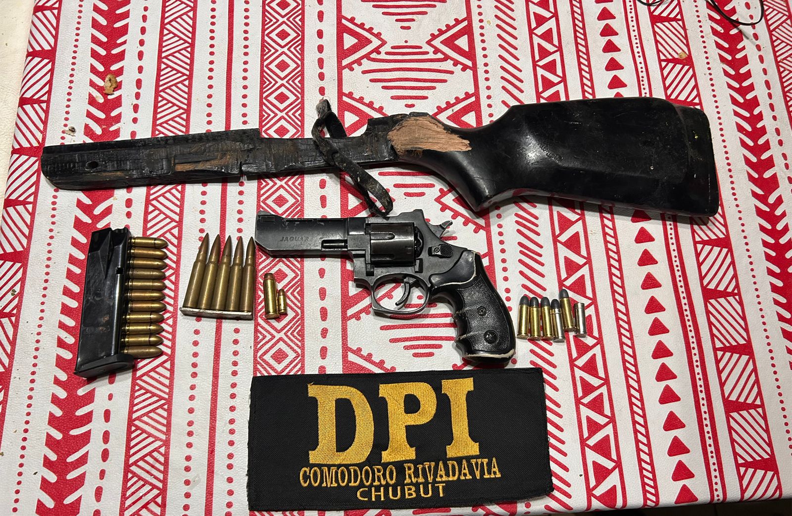 En 19 allanamientos, la Policía secuestró armas, droga, dinero en efectivo y una cantidad inédita de municiones
