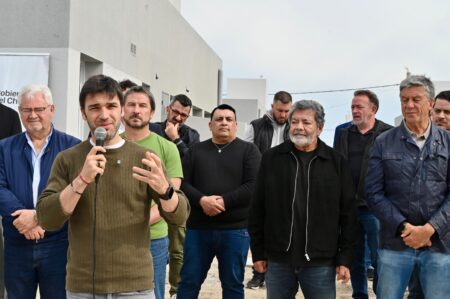 Torres junto a Gerardo Martínez encabezó entrega de viviendas en la que 43 familias de Trelew