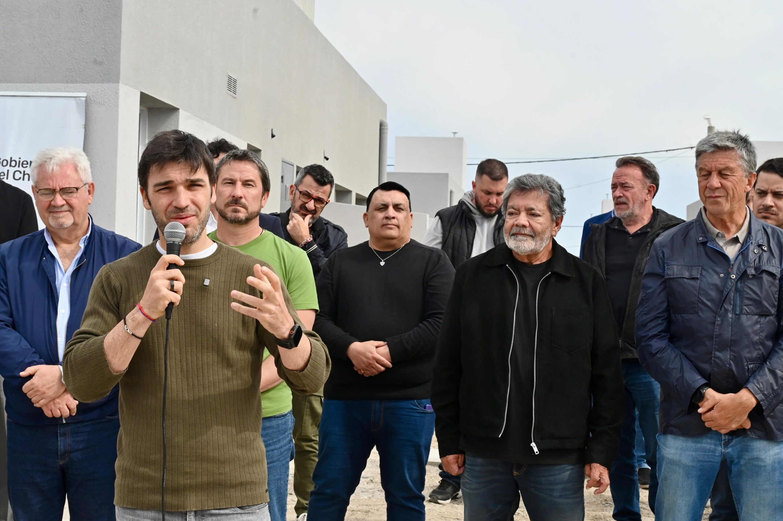Torres junto a Gerardo Martínez encabezó entrega de viviendas en la que 43 familias de Trelew  