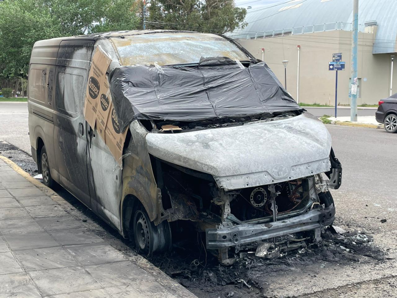 Tras el tiroteo de ayer, incendiaron la camioneta secuestrada