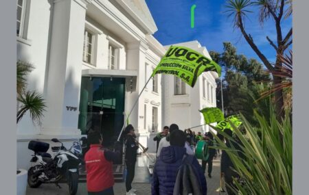 Trabajadores de UOCRA reclaman en YPF Km 3 por falta de pago de retiros voluntarios