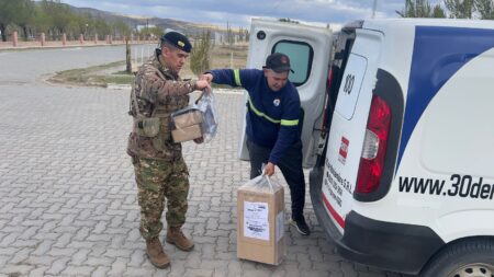 El Ejército entregó urnas y material electoral en Buen Pasto, Chubut