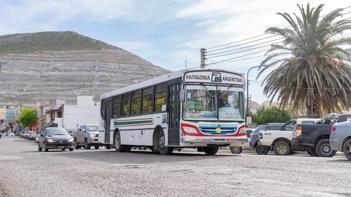 Modifican recorridos del transporte público por trabajos de bacheo en el centro de Comodoro