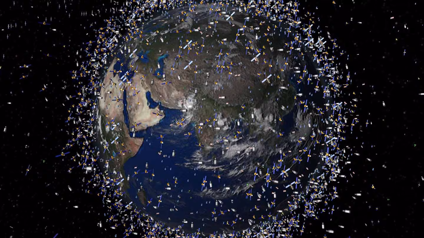 Terrorífico: La basura espacial congestiona la órbita terrestre en esta impactante imagen