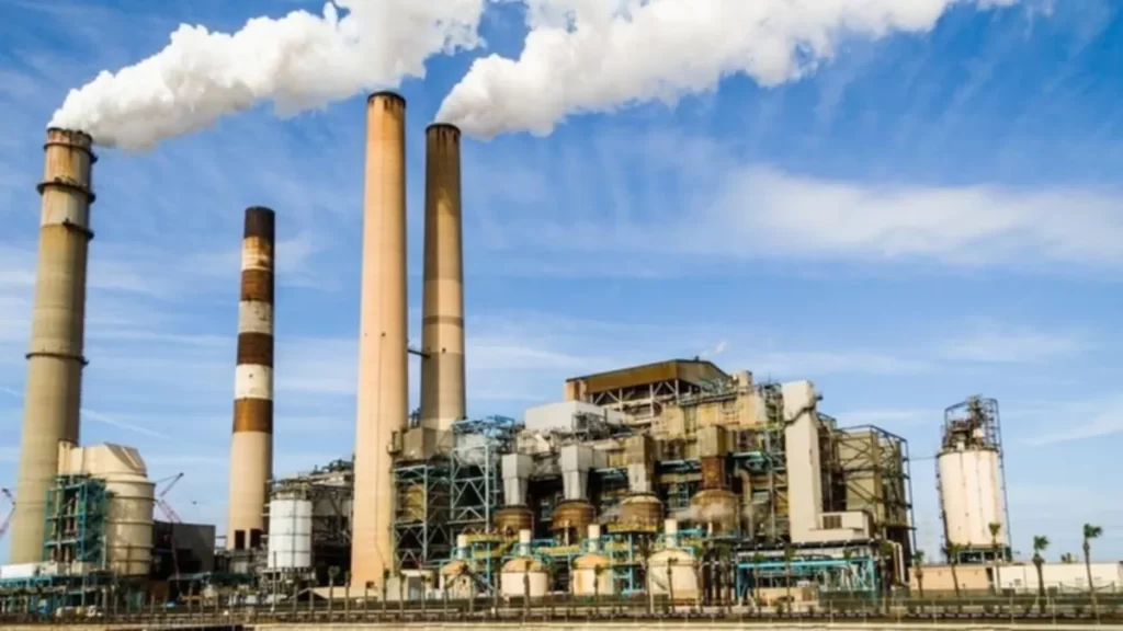 Industria en la cuerda floja: sube respecto al mes pasado pero cae frente al año anterior