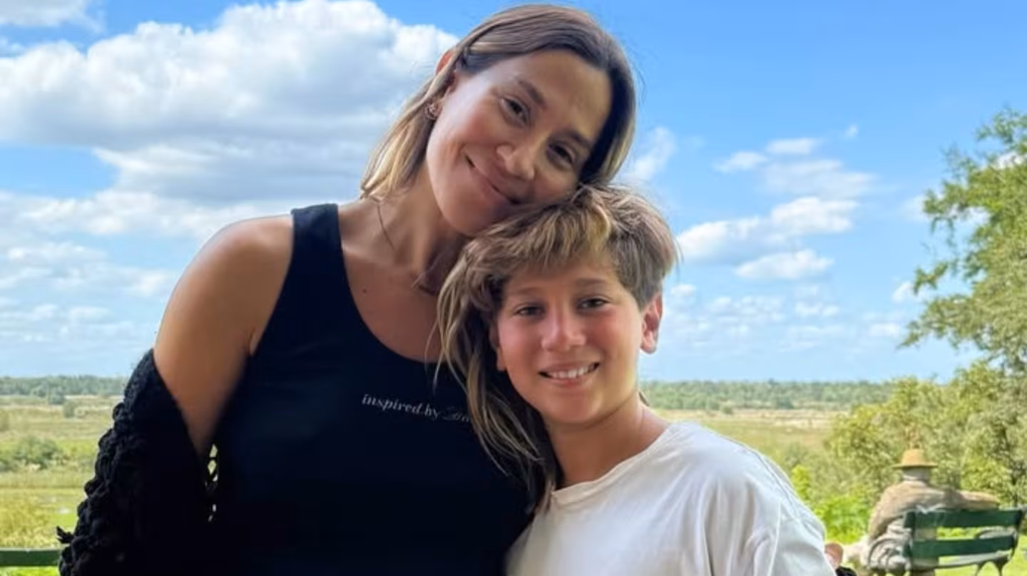 ¡Jimena Barón contraataca! Responde furiosas críticas por dejar a su hijo fuera del viaje